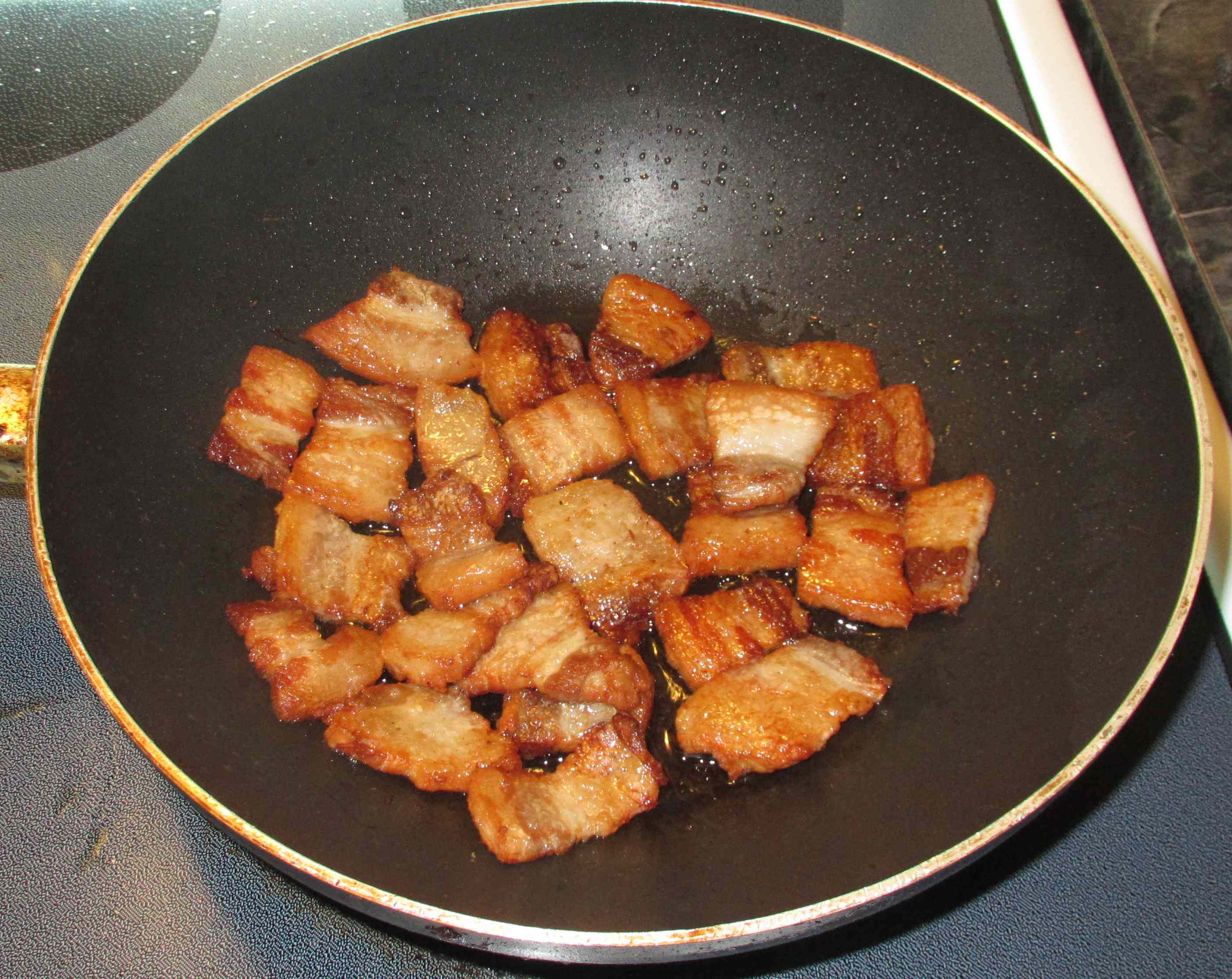 Жареная свинина на сковороде кусочками с луком. Свинина жареная кусочками. Жареные на сковороде. Мясо на сковородке. Свинина жареная на сковородке.
